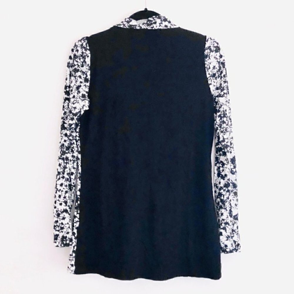Karen Kane Top M Floral Print Drape Long Sleeve Black White Office Work Career - Picture 6 of 6